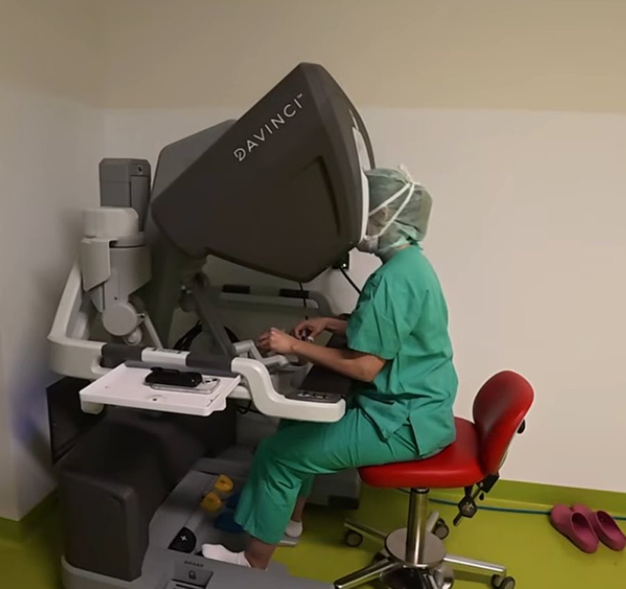 Chirurg an der Konsole eines Da-Vinci-Systems