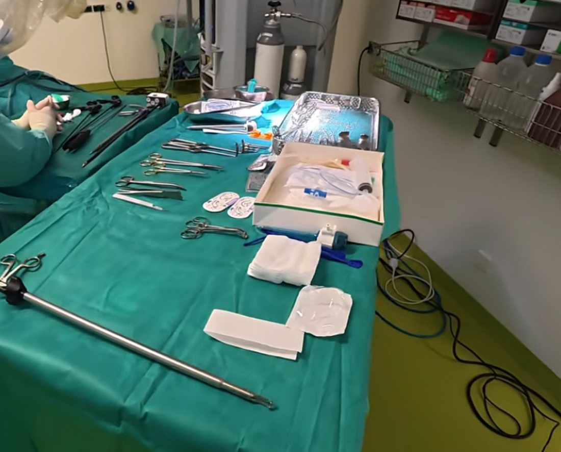 Vorbereiteter Instrumententisch im Operationssaal